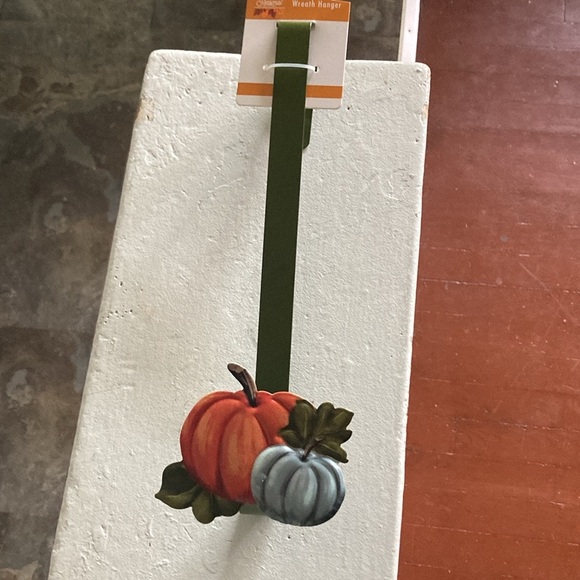 NWT- Fall Farmhouse- Green Metal w/ Orange & Blue Pumpkins Wreath Hanger - Picture 7 of 15